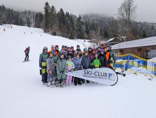 ❄️🏔️ Jugend & Natur – Wintertage in Garmisch-Partenkirchen 🏔️❄️
Was für ein unvergessliches Wochenende liegt hinter uns!
Mit Jugend on Tour durften wir drei wunderschöne Tage in Garmisch-Partenkirchen verbringen – mitten in den Bergen, umgeben von Schnee, Natur und ganz viel guter Laune.
Insgesamt waren wir 19 Teilnehmerinnen und Teilnehmer, begleitet von über sieben engagierten Betreuerinnen und Betreuern, die dafür gesorgt haben, dass alles reibungslos läuft und wir gemeinsam eine richtig starke Zeit erleben konnten.
🌨️ Gleich zu Beginn wurden wir mit frischem Neuschnee begrüßt – perfekte Bedingungen für alles, was man sich im Winter nur wünschen kann.
Zwischendurch hat sich sogar immer wieder die Sonne gezeigt und die verschneite Landschaft in ein echtes Wintermärchen verwandelt.
Unsere Tage waren gefüllt mit allem, was Spaß macht:
🎿 jede Menge Skifahren auf tollen Pisten
🛷 rasante Rodelfahrten und viele Lacher
🥾 eine gemeinsame Winterwanderung mit beeindruckender Aussicht
🔥 und natürlich ganz viel Gemeinschaft, Gespräche und schöne Momente zusammen
Diese Freizeit hat wieder einmal gezeigt, wie wertvoll es ist, gemeinsam unterwegs zu sein, die Natur zu erleben und als Gruppe zusammenzuwachsen.
Danke an alle, die dabei waren – wir nehmen viele Erinnerungen mit und freuen uns jetzt schon auf das nächste Abenteuer! 🤍✨
#JugendUndNatur #GarmischPartenkirchen #Winterfreizeit #Neuschnee #Skifahren Rodeln Winterwanderung Gemeinschaft Jugendarbeit BergeLiebe